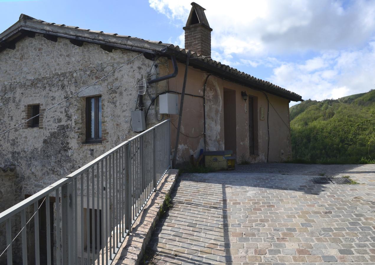 Appartamento Castello Di Cammoro Sellano Esterno foto